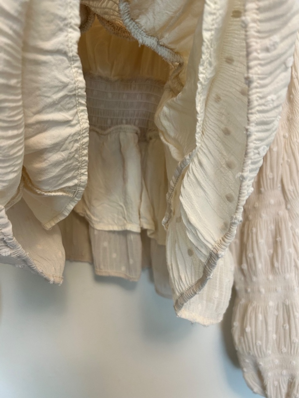 Line & Dot Pippa Smocked Clip Dot Blouse Taupe Beige V-Neck M Fairycore bohochic - Picture 6 of 16